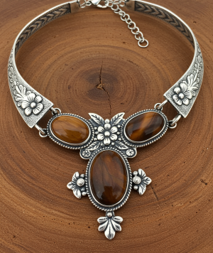 freepik__crea-un-collar-de-ambar-y-plata-con-estilo-barroco__17421