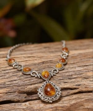 freepik__crea-un-collar-de-ambar-y-plata-con-estilo-barroco__38390