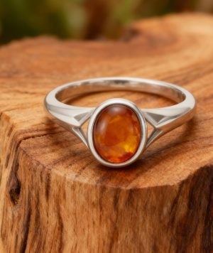 freepik__susituye-el-anillo-por-uno-de-plata-y-ambar-el-amb__64