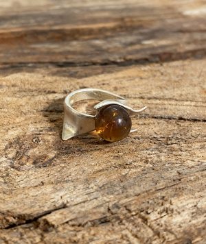 freepik__toma-el-anillo-de-img1y-ponlo-sobre-una-madera-de-__8832